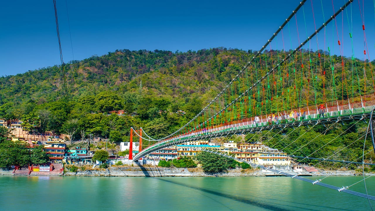 
రిషికేశ్, ఉత్తరాఖండ్

గంగా నది తీరంలో ఉన్న ఋషికేశ్ ఆధ్యాత్మికత, అడ్వెంచర్ కలయిక. రివర్ రాఫ్టింగ్, యోగా, ధ్యానం, గంగా ఆర్తి ఇవన్నీ మనసుకు ఎంతో ఆహ్లాదాన్ని కలిగిస్తాయి. ఉదయం పూట నది ఒడ్డున యోగా సాధన చేస్తూ గడపవచ్చు, సాయంత్రం గంగా హారతి మాయా దృశ్యాన్ని ఆస్వాదించవచ్చు.
