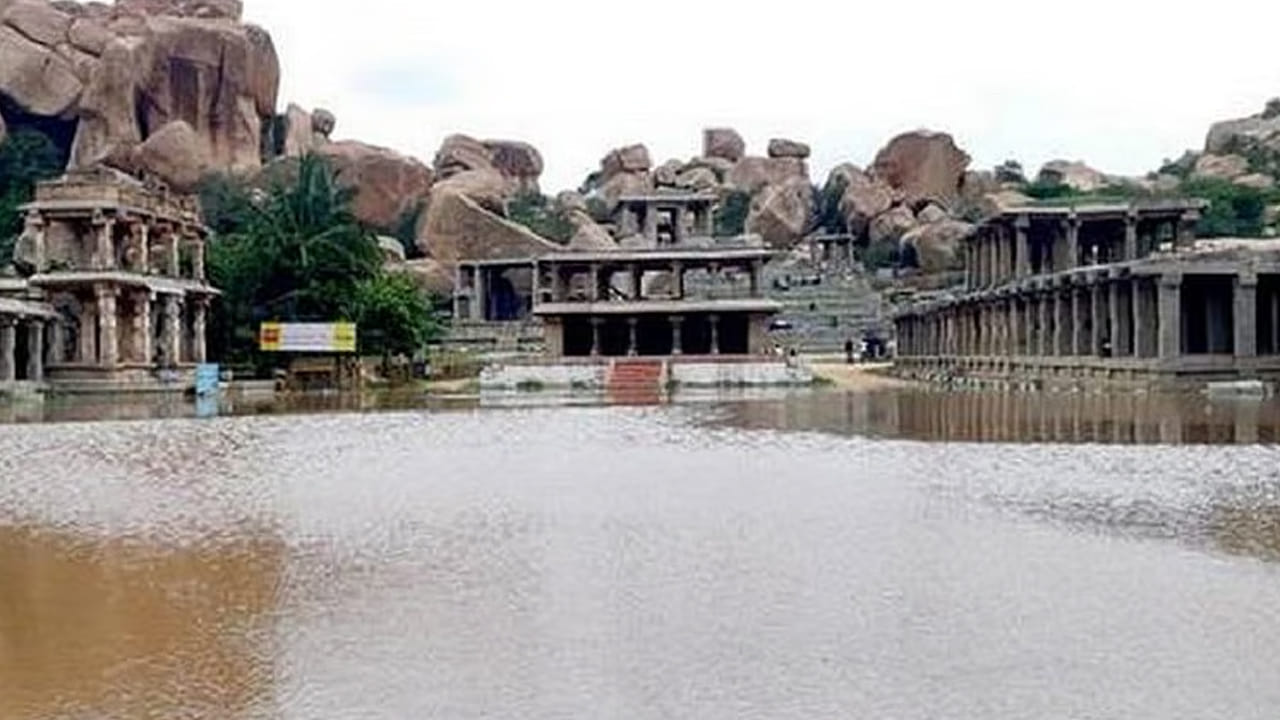 
హంపి, కర్ణాటక

యునెస్కో వారసత్వ ప్రదేశమైన హంపి, తుంగభద్ర నది పక్కన  ఉంది. చారిత్రక అవశేషాలు, కొరకల్ బోటు రైడ్, సన్‌సెట్ వ్యూస్ అద్భుతంగా ఉంటాయి. మీరు పగటిపూట పురాతన కట్టడాలను సందర్శించి, సాయంత్రం నది ఒడ్డున పాత కట్టడాలపై సూర్యాస్తమయాన్ని చూస్తూ గడపవచ్చు. ఈ ప్రకృతి దృశ్యాన్ని ఒక విభిన్న కోణంలో అనుభవించడానికి నదిలో తెప్ప ప్రయాణం ఒక ప్రత్యేకమైన మార్గం.