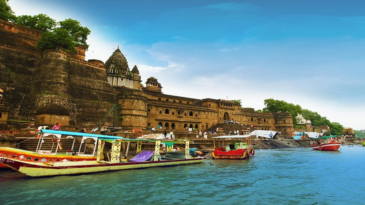 
మహేశ్వర్, మధ్యప్రదేశ్

నర్మదా నది తీరంలో ఉన్న మహేశ్వర్ ప్రశాంతతతో పాటు సంస్కృతి కూడా అందిస్తుంది. అందమైన ఘాట్లు, మహేశ్వర్ కోట, ప్రసిద్ధ హ్యాండ్లూమ్ చీరలు ప్రత్యేక ఆకర్షణగా ఉంటాయి. 
చాలా పర్యాటక ప్రదేశాల వలె కాకుండా, మహేశ్వర్ ఇప్పటికీ తన పాతకాలపు ఆకర్షణను నిలుపుకుంది. ప్రశాంతతను, నిశ్శబ్దాన్ని కోరుకునే ప్రయాణికులకు ఇది సరైన ప్రదేశం. 
ప్రకృతి అందాలు, నది శబ్దం, ప్రశాంత వాతావరణం.. ఈ 5 ప్రదేశాలు మీ ఏప్రిల్ ట్రిప్‌ను మరచిపోలేని అనుభవంగా మారుస్తాయి. మీరు అడ్వెంచర్ ప్రేమికులైనా, రిలాక్స్ కావాలనుకునేవారైనా.. ఈ లిస్ట్‌లో మీకు సరిపోయే ప్రదేశం తప్పకుండా ఉంటుంది.
