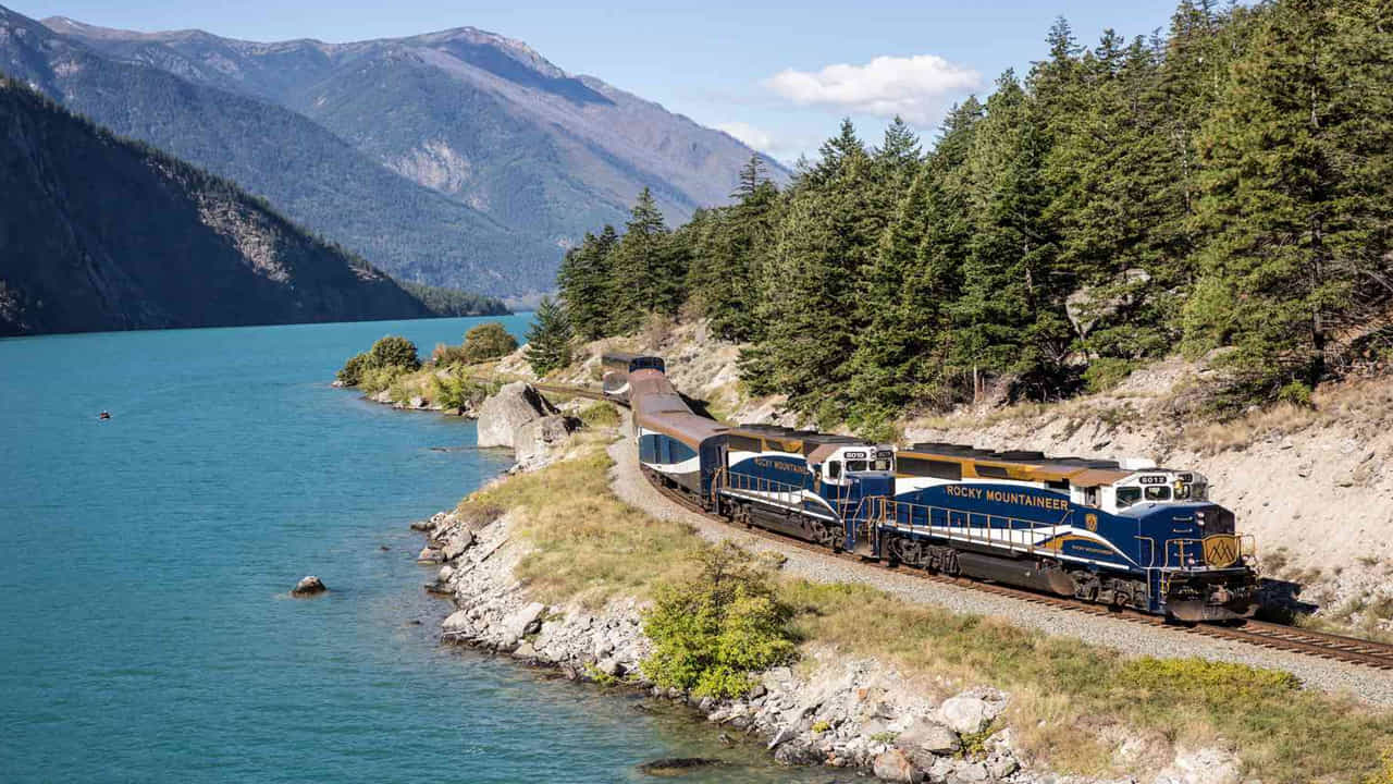 Rocky Mountaineer, Canada- రాకీ మౌంటెయినర్స్, కెనడా: కెనడాలోని రాకీ మౌంటెయినర్స్ ప్రపంచంలోనే అద్భుతమైన పర్వత శ్రేణులలో ఒకటి. ఇది బ్రిటిష్ కొలంబియా నుండి అల్బర్టా వరకు విస్తరించి ఉంది. సహజ సుందరాన్ని, నదులు, జలపాతాలు, మంచు చరగులు ప్రయాణికుల్ని కట్టిపడేలా కనిపిస్తాయి.. రాకీ మౌంటెయినర్స్ లో ఉన్న బాన్ఫ్, జాస్పర్, లకే లుయిస్ వంటి ప్రదేశాలు ప్రపంచవ్యాప్తంగా ట్రావెలర్లు కనీసం ఒక్కసారి చూడవలసిన పర్యాటక కేంద్రాలు. ఇక్కడ హైకింగ్, స్కీయింగ్, కేనోయింగ్ వంటి అడ్వెంచర్ స్పోర్ట్స్ కూడా ప్రసిద్ధం. రాకీ మౌంటెయినర్స్ పర్వతాలు సౌందర్యంతో పాటు, అడ్వెంచర్, ఫోటోగ్రఫీ ప్రేమికులకు మైమరిపించే అనుభవాలను అందిస్తాయి.