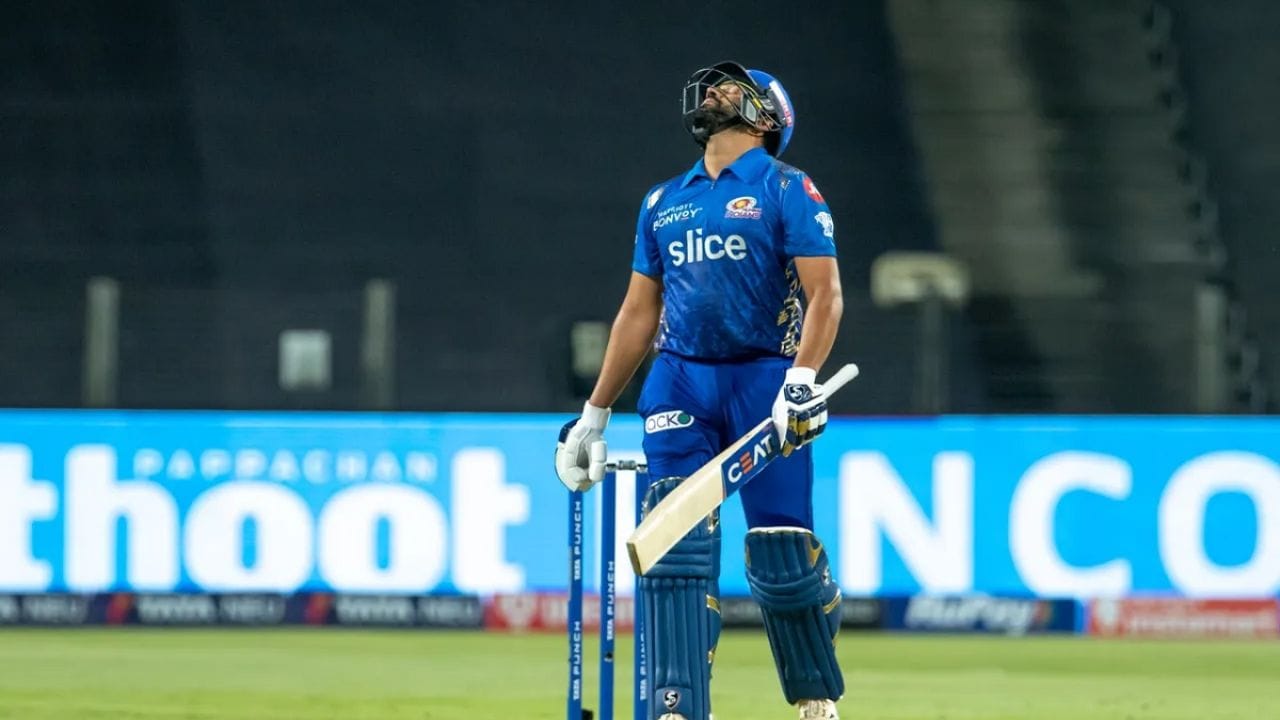 ముఖ్యంగా హిట్‌మ్యాన్ రోహిత్ శర్మ ఈ లీగ్ కోసం చాలా కష్టపడుతున్నాడు. అతని వీడియోలు కూడా సోషల్ మీడియాలో వైరల్ అవుతున్నాయి. అయితే, వీటన్నిటి మధ్య, ఈ ఏడాది ఐపీఎల్‌లో రోహిత్ శర్మ పాత్ర కేవలం బ్యాటింగ్‌కే పరిమితమవుతుందా? లేక ఇతర ఆటగాళ్లలాగే పూర్తి మ్యాచ్‌లో కనిపిస్తాడా? అన్నదే పెద్ద ప్రశ్న.