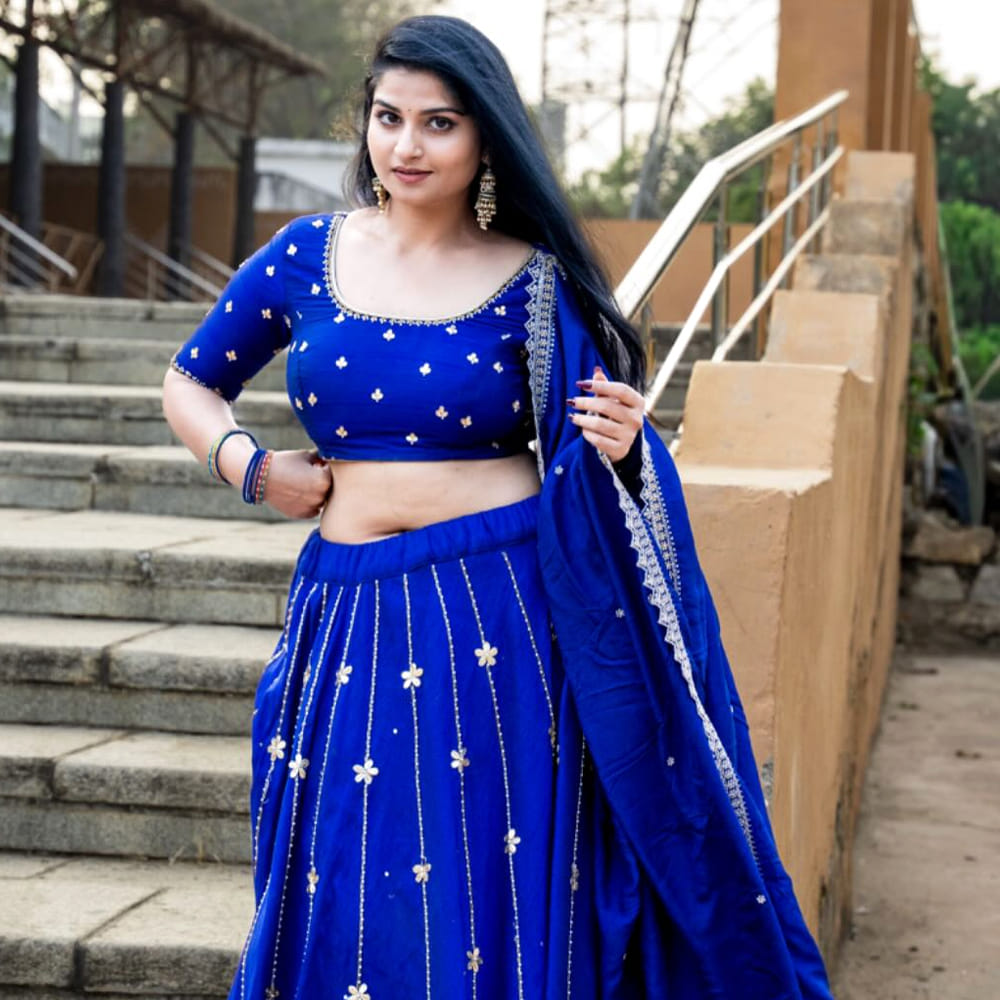 రీల్స్ , ఫోటోలు షేర్ చేస్తూ అభిమానులను ఆకట్టుకుంటుంది. ఈ అమ్మడు తన గ్లామర్ తో కవ్విస్తుంది. చీరకట్టులో కూడా తన అందంతో కుర్రాళ్ళ మనసు దోచేస్తుంది. తాజాగా ఈ బ్యూటీ కొన్ని రీల్స్ , ఫోటోలు షేర్ చేసింది. ఈ వీడియోల్లో నడుము అందాలతో ఆకట్టుకుంది. ఈ అమ్మడి వీడియోలకు నెటిజన్స్ క్రేజీ కామెంట్స్ చేస్తున్నారు. మీరు ఎంత క్యూట్‌గా ఉన్నారో మీకైనా అర్ధమవుతుందా..! అంటూ కామెంట్స్ చేస్తున్నారు నెటిజన్స్.