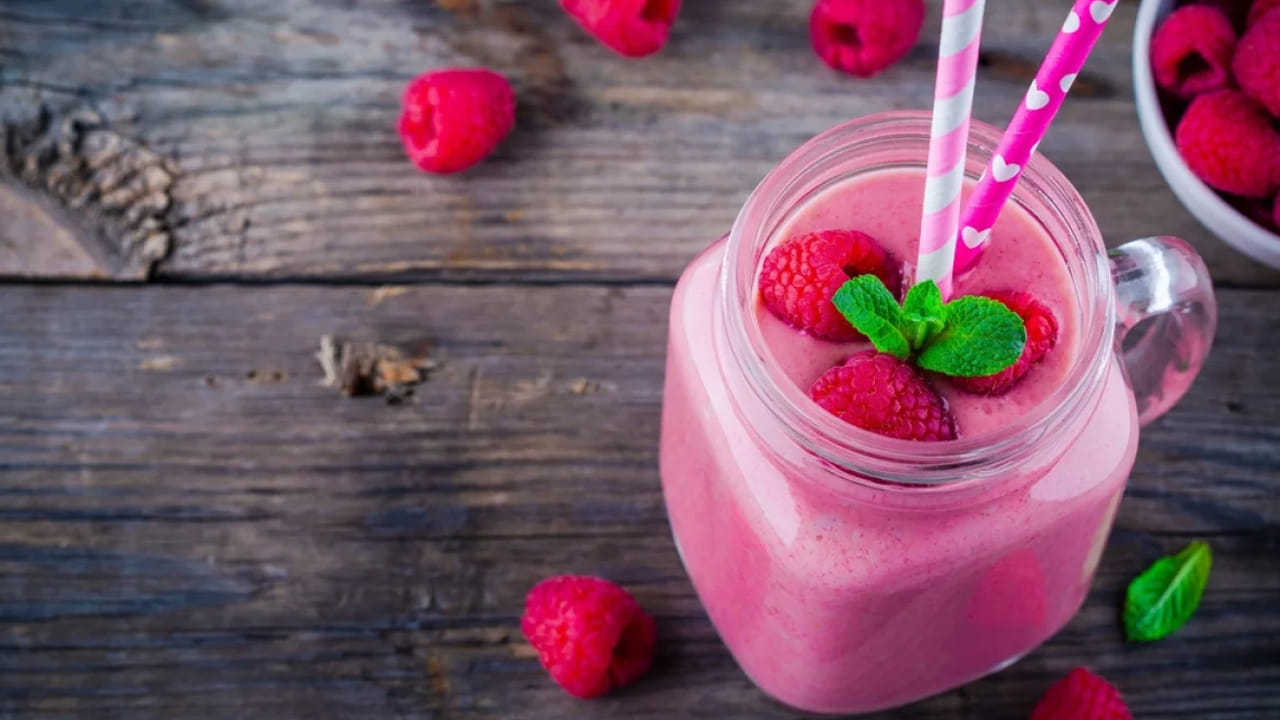 కావలసిన పదార్థాలు.. 

8–10 తాజా లీచీలు (తొక్క తీసి, గింజలు తొలగించినవి), 
1 కప్పు చల్లని పెరుగు లేదా మజ్జిగ, 1 టీస్పూన్ గులాబీ నీరు, 
1 టీస్పూన్ తేనె, 3–4 ఐస్ క్యూబ్స్