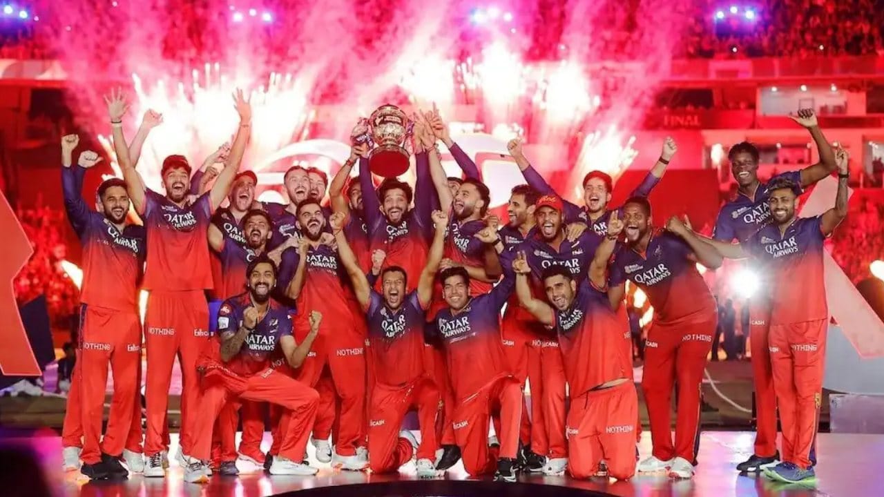 IPL 2026 : ఆర్‌సీబీ ఆల్ టైమ్ టీమ్‌ను ప్రకటించిన దినేష్ కార్తీక్.. కోహ్లీకి షాక్, కెప్టెన్‌గా పాటిదార్