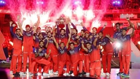 కోహ్లీకి షాక్ ఆర్సీబీ ఆల్ టైమ్ టీంను ప్రకటించిన దినేష్ కార్తీక్