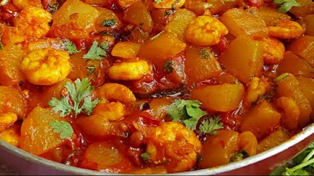 ముందుగా పచ్చి రొయ్యలను తీసుకుని ఉప్పుతో శుభ్రపరచుకోవాలి. ఆ తర్వాత  గ్యాస్ వెలిగించి  పాన్ పెట్టి అది వేడయ్యాక వాటిలో దోసకాయ ముక్కలు, ఒక టమాటో ముక్కలు, పచ్చిమిర్చి, చింతపండు రసం వేసి స్టవ్ మీదే ఉంచాలి. 
