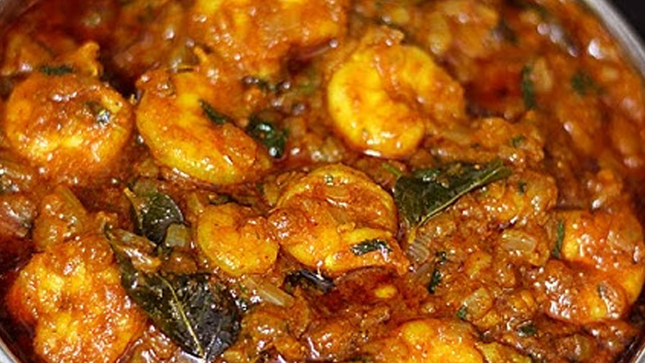  ఇక ఇప్పుడు దోసకాయ ముక్కలు మగ్గిన తర్వాత రొయ్యలు వేసి బాగా ఉడికించాలి. ఆ తర్వాత దానిలో అల్లం-వెల్లుల్లి పేస్ట్ వేసి మెత్తగా అయ్యే వరకు మగ్గించాలి.
