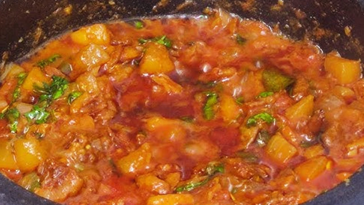 ఇప్పుడు ఒక టేబుల్ స్పూన్ కారం, రుచికి సరిపడా ఉప్పు వేసి మిక్స్ అయ్యేలా దానిని కలుపుకోవాలి. గ్రేవీ కోసం ఒక గ్లాస్ నీళ్లు పోసి 
పోసి 10 నిమిషాల పాటు స్టవ్ ఉడికించాలి.