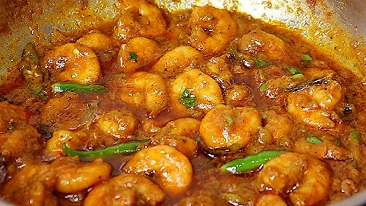 దించే ముందు కొత్తిమీర వేసి దించాలి. అంతే, వేడి వేడి పచ్చి రొయ్యలు దోసకాయ కూర రెడీ. వేడి వేడి అన్నంలో తింటే స్పైసిగా టేస్ట్ అదిరిపోతుంది.