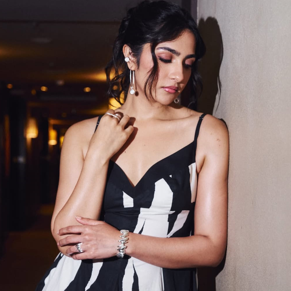 ప్రస్తుతం చేతినిండా సినిమాలతో బిజీగా ఉన్న ఆమె.. రాంగ్ యాంగిల్ ఫోటోలను తీసి సోషల్ మీడియాలో షేర్ చేసే ఫోటోగ్రాఫర్స్ పై సీరియస్ అయ్యారు. హీరోయిన్స్ విషయంలో రాంగ్ యాంగిల్స్ లో ఫోటోస్ తీసి రీల్స్ పేరుతో అన్ పాపులర్ చేసే ప్రైవేట్ ఫోటోగ్రాఫర్స్ తీరుపై మండిపడ్డారు. 