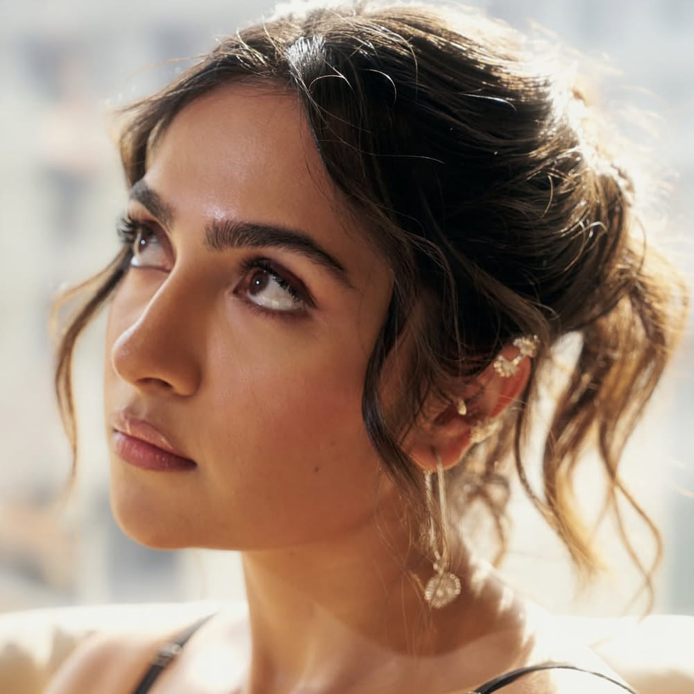 తాను వృత్తిలో భాగంగా నటించడానికి వేస్తున్నామని.. అదే వఇధంగా ఇతర కార్యక్రమాల్లో పాల్గొంటారన్నారు. అలాంటి సమయాల్లో తమను రాంగ్ యాంగిల్ చిత్రీకరించే కొందరు ప్రైవేట్ ఫోటోగ్రాపఱ్స్ చర్యలు తీవ్రంగా ఖండిస్తామని పేర్కొన్నారు. 