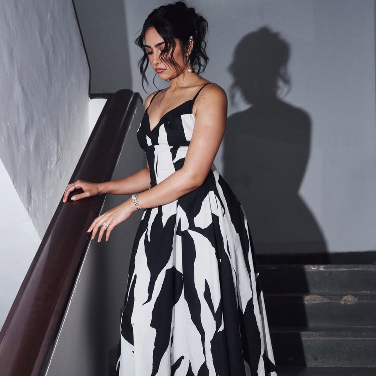 రుక్మిణి వసంత్.. ప్రస్తుతం సౌత్ ఇండస్ట్రీలో మోస్ట్ వాంటెడ్ హీరోయిన్. సప్త సాగరాలు దాటి సినిమాతో ఒక్కసారిగా ఫేమస్ అయిన ఈ అమ్మడు..ఇప్పుడు టాప్ హీరోల సరసన వరుస అవకాశాలు దక్కించుకుంటూ ముందుకు వెళ్తుంది. కాంతార చాప్టర్ 1 సినిమాతో పాన్ ఇండియా లెవల్లో ఫేమస్ అయ్యింది. 