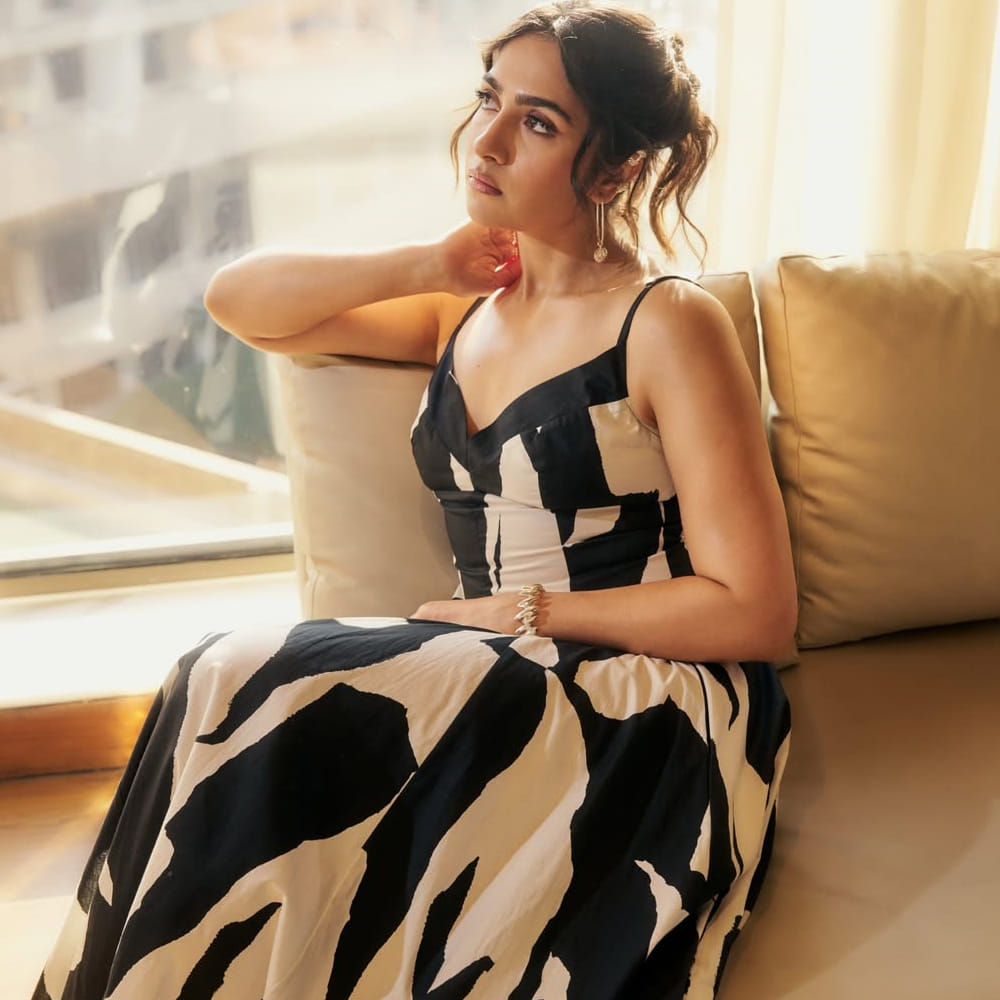 నటీమణులను కించపరిచే వారిపై చర్యలు తీసుకోవడానికి వెనుకడామని అన్నారు . మరోవైపు ఇదివరకే హీరోయిన్ సప్తమి గౌడ సైతం ఫోటోగ్రాఫర్స్ తీరుపై ఆగ్రహం వ్యక్తం చేసిన సంగతి తెలిసిందే. తమ శరీరాలను జూమ్ చేసి మరీ ఫోటోస్ తీయొద్దని అన్నారు. 