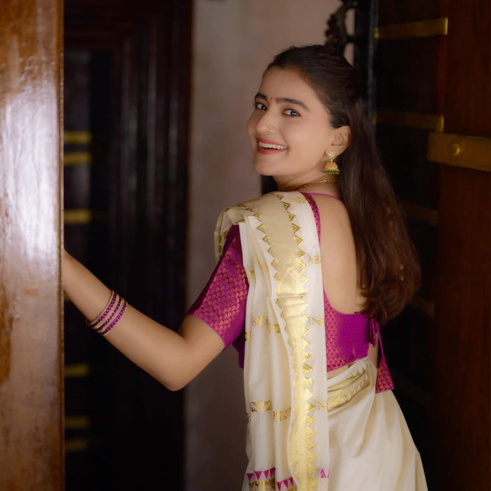 ఆ తర్వాత విశ్వక్ సేన్ సినిమాలో ఛాన్స్ అందుకుంది. అశోకవనంలో అర్జున కల్యాణం సినిమాతో మంచి హిట్ అందుకుంది. కానీ ఈ అమ్మడికి ఆశించిన స్థాయిలో అవకాశాలు రాలేదనే చెప్పాలి. ఆ తర్వాత స్పార్క్ సినిమాలో నటించి మెప్పించింది ఈ అందాల భామ. అయితే ఈ చిన్నది సాలిడ్ హిట్ మాత్రం అందుకోలేక పోయింది.