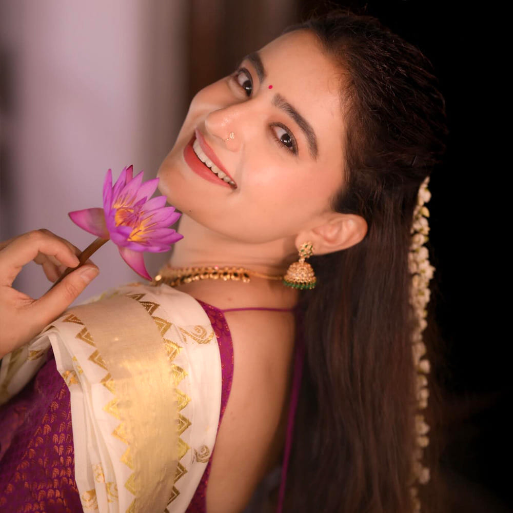 దాంతో పాటు ఇప్పుడు ఈ బ్యూటీకి అవకాశాలు కూడా తగ్గిపోయాయి. దాంతో సినిమాల పరంగా ఈ చిన్నది ఎక్కడ కనిపించడం లేదు. కానీ సోషల్ మీడియాలో మాత్రం తన అందాలతో దుమారం రేపుతోంది. హాట్ హాట్ ఫొటోలతో హీట్ పెంచేస్తుంది. 