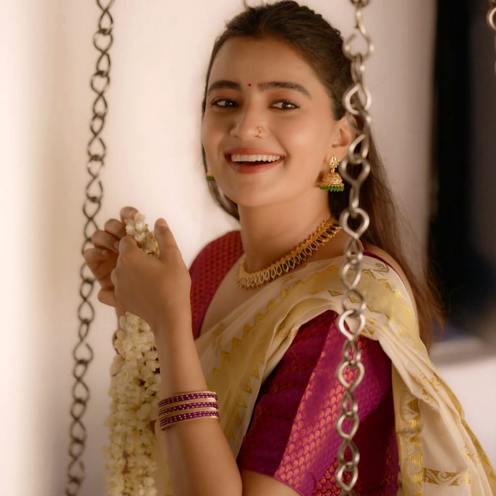 కృష్ణార్జున యుద్ధం సినిమాలో అందం, అభినయంతో ఆకట్టుకున్న ఈ వయ్యారి భామ. కృష్ణార్జున యుద్ధం సినిమాకంటే ముందు ఆకతాయి అనే సినిమాలో నటించింది. ఆ తర్వాత శిరీష్ హీరోగా నటించిన ఏబీసీడీ సినిమాలో నటించి మెప్పించింది రుక్సార్ ధిల్లన్.