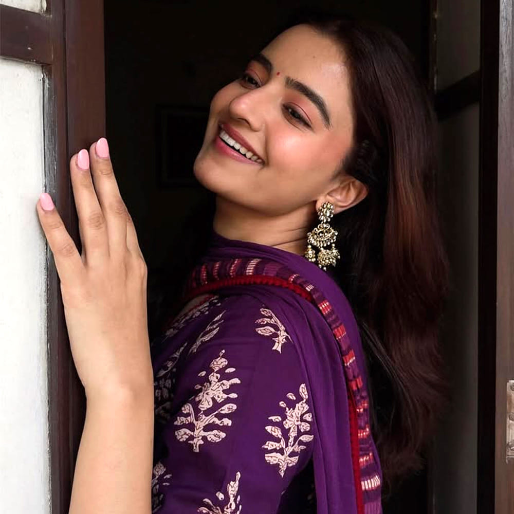 రెగ్యులర్ గా తన గ్లామరస్ ఫోటోలను పంచుకుంటూ కుర్రాళ్లకు నిద్రపట్టకుండా చేస్తోంది ఈ సుందరి. తాజాగా ఈ అమ్మడు కొన్ని ఫోటోలు వదిలింది. ఆ ఫోటోలు ఇప్పుడు కుర్రాళ్ళ గుండెల్లో బాణాలు గుచ్చుతున్నాయి. అలాగే క్రేజీ కామెంట్స్ చేస్తున్నారు నెటిజన్స్.