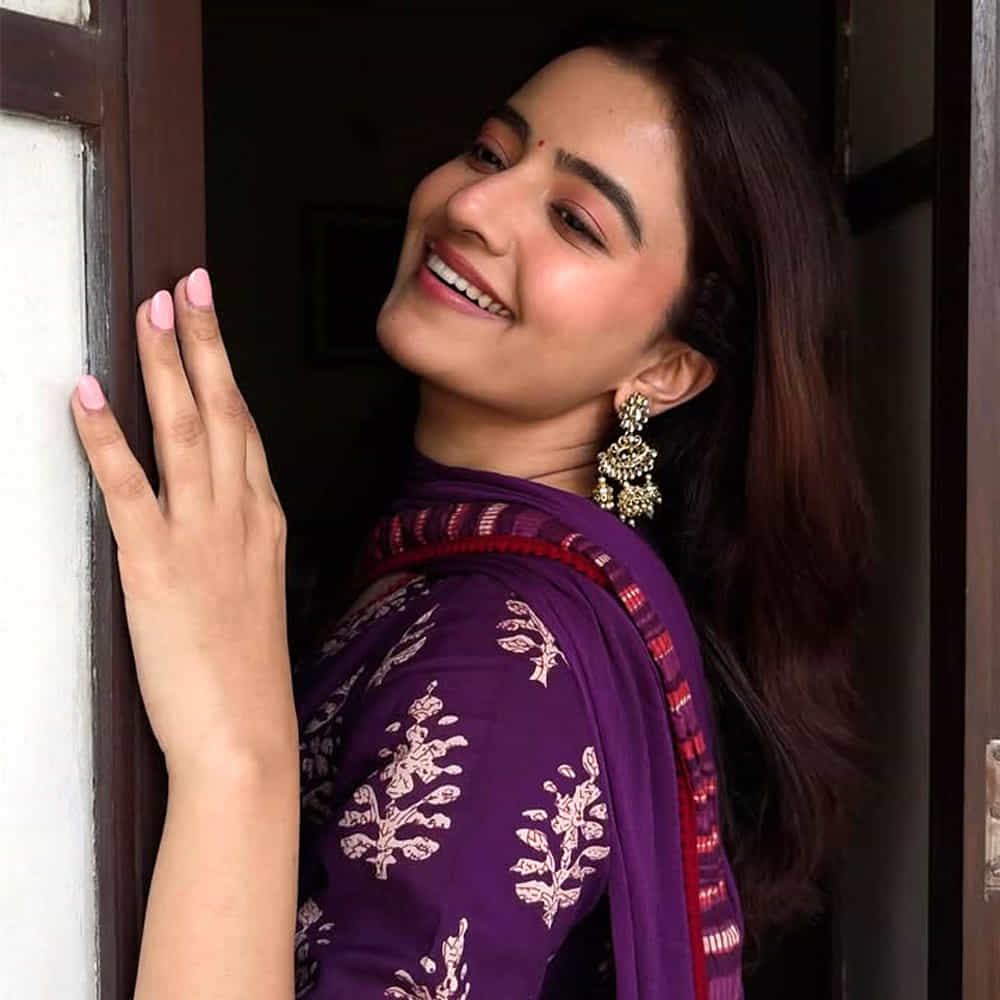 రెగ్యులర్ గా తన గ్లామరస్ ఫోటోలను పంచుకుంటూ కుర్రాళ్లకు నిద్రపట్టకుండా చేస్తోంది ఈ సుందరి. తాజాగా ఈ అమ్మడు కొన్ని ఫోటోలు వదిలింది. ఆ ఫోటోలు ఇప్పుడు కుర్రాళ్ళ గుండెల్లో బాణాలు గుచ్చుతున్నాయి. అలాగే క్రేజీ కామెంట్స్ చేస్తున్నారు నెటిజన్స్.
