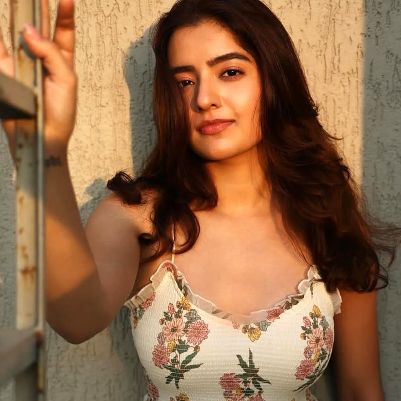 సినిమా ఇండస్ట్రీలో ఎంతో మంది కుర్ర హీరోయిన్స్ తమ అందచందాలతో ఆకట్టుకుంటున్నారు. అలాంటి వారిలో రుక్సార్ ధిల్లన్ ఒకరు. నేచురల్ స్టార్ నాని హీరోగా నటించిన కృష్ణార్జున యుద్ధం సినిమాతో మంచి క్రేజ్ తెచ్చుకుంది అందాల భామ రుక్సార్ ధిల్లన్.