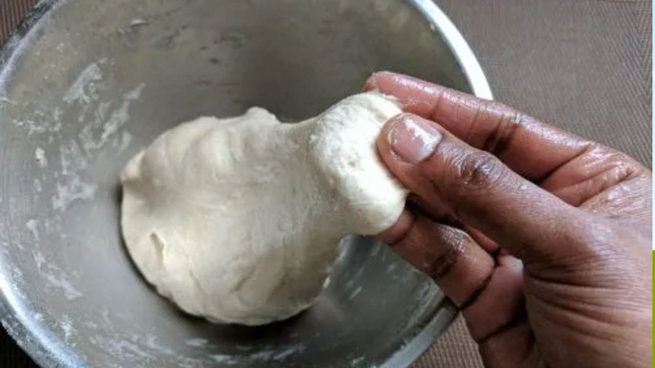 కాబట్టి ఇప్పుడ ఇంట్లోనే రుమాలి రోటీని సులభంగా తయారు చేసుకునే విధానాన్ని మేము మీకు తెలియజేస్తాము.ఇంట్లో రుమాల్ రోటీ తయారు చేసుకునేందుకు మనకు పెద్దగా ఖర్చు ఏం కాదు. చాపాతీలు చేసుకున్నట్టే దీన్ని సింపుల్‌గా చేసుకోవచ్చు. ఇందుకోసం ముఖ్యంగా మనకు 3 కప్పుల గోధుమ పిండి ,1 కప్పు పిండి ,2 కప్పుల నీరు (పిండిని పిసికి కలుపుకోవడానికి) ,పొడి పిండి (రోటీ చుట్టడానికి) ఉంటే సరిపోతుంది 