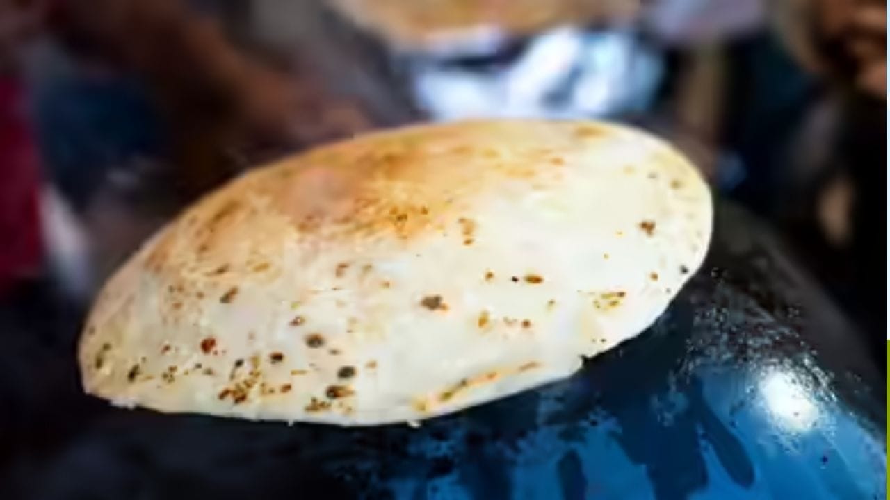 ఇప్పుడు పిండితో చిన్న చిన్న బంతులు తయారు చేసుకోవాలి. తర్వాత పిండి సన్నగా గుడ్రంగా సాగదీయయం.ఇప్పుడు పాన్ ని తలక్రిందులుగా గ్యాస్ మీద ఉంచి బాగా వేడి చేయండి. ఇప్పుడు మీరు గుడ్రంగా చుట్టుని రోటీని పెనంపై వేసి అధిక వేడి మీద 10-12 సెకన్ల పాటు ఉడికించాలి. రోటీపై చిన్న బుడగలు కనిపించి, అడుగు భాగం లేత గోధుమ రంగులోకి మారినప్పుడు, దానిని తిప్పండి.