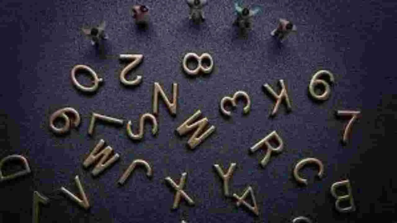 నేమ్ ఆస్ట్రాలజీ ప్రకారం S అక్షరంతో పేరు ప్రారంభమయ్యే వారు ఇతరులతో చాలా త్వరగా కలిసిపోయే స్వభావం ఉంటుంది. కానీ వీరు  ఇతరులతో కలవడానికి చాలా సమయం తీసుకుంటారు. కెరీర్ పై మంచి అవగాహన ఉంటుంది. వీరు మాట్లాడే తీరు, ప్రవర్తన ప్రతి ఒక్కరినీ ఆకట్టుకుంటుంది. కానీ కొన్ని సార్లు ఇదే వీరికి అనేక సమస్యలను తీసుకొచ్చే ప్రమాదం ఉంది. అందువలన వీరు ఎంత మౌనంగా ఉంటే అంత మంచిది. ప్రతి పనిలో విజయం సాధించాలనే తపన ఎక్కువగా ఉంటుంది.