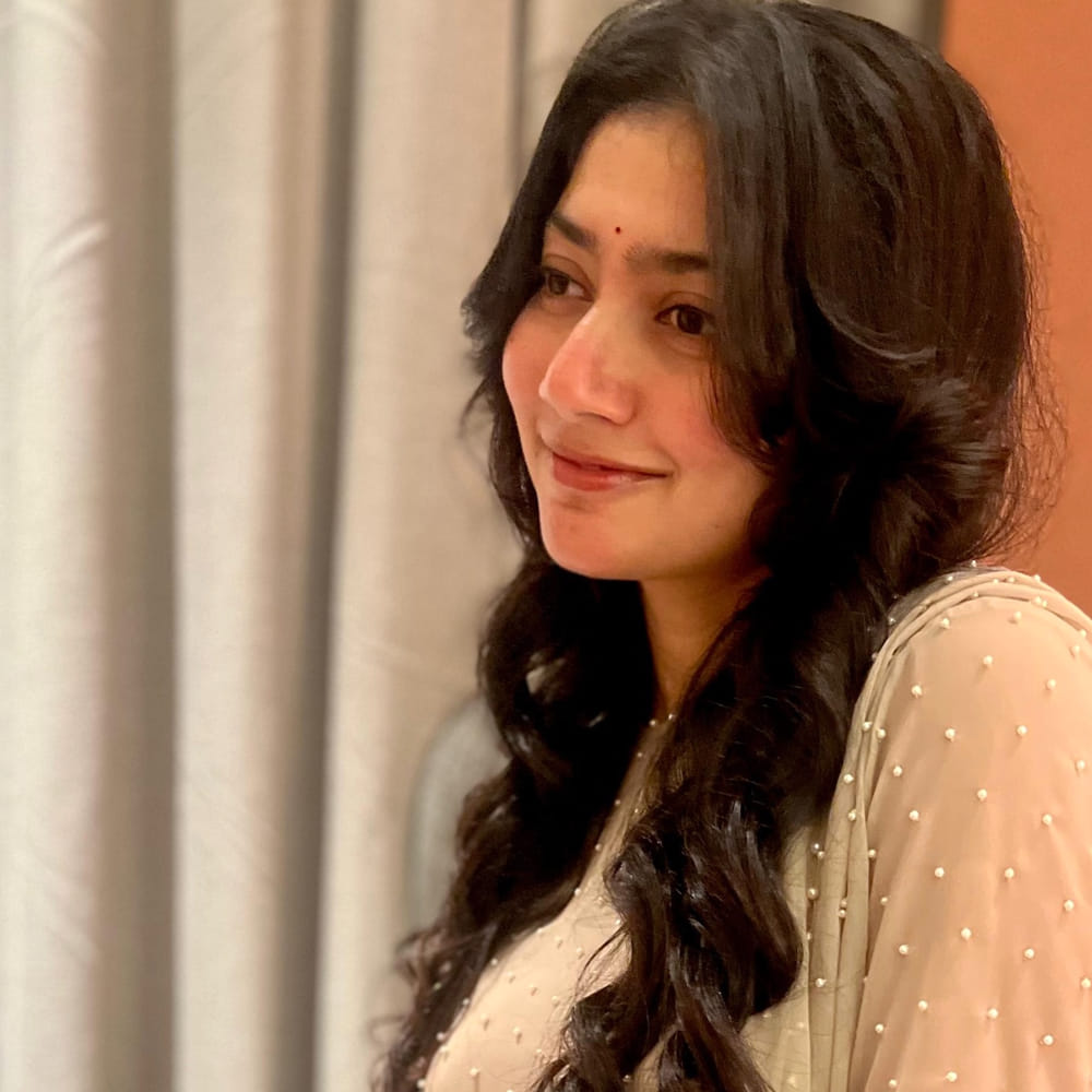 లేడీ పవర్ స్టార్ సాయి పల్లవి సినిమా కోసం ఫ్యాన్స్ ఈగర్‌గా ఎదురుచూస్తున్నారు. మలయాళ ఇండస్ట్రీతో హీరోయిన్‌గా పరిచయం అయ్యింది సాయి పల్లవి. ఫిదా సినిమాతో తెలుగు ప్రేక్షకులను పలకరించింది ఈ ముద్దుగుమ్మ. తొలి సినిమాతోనే తెలుగు ప్రేక్షకులకు దగ్గరైంది ఈ అమ్మడు. 