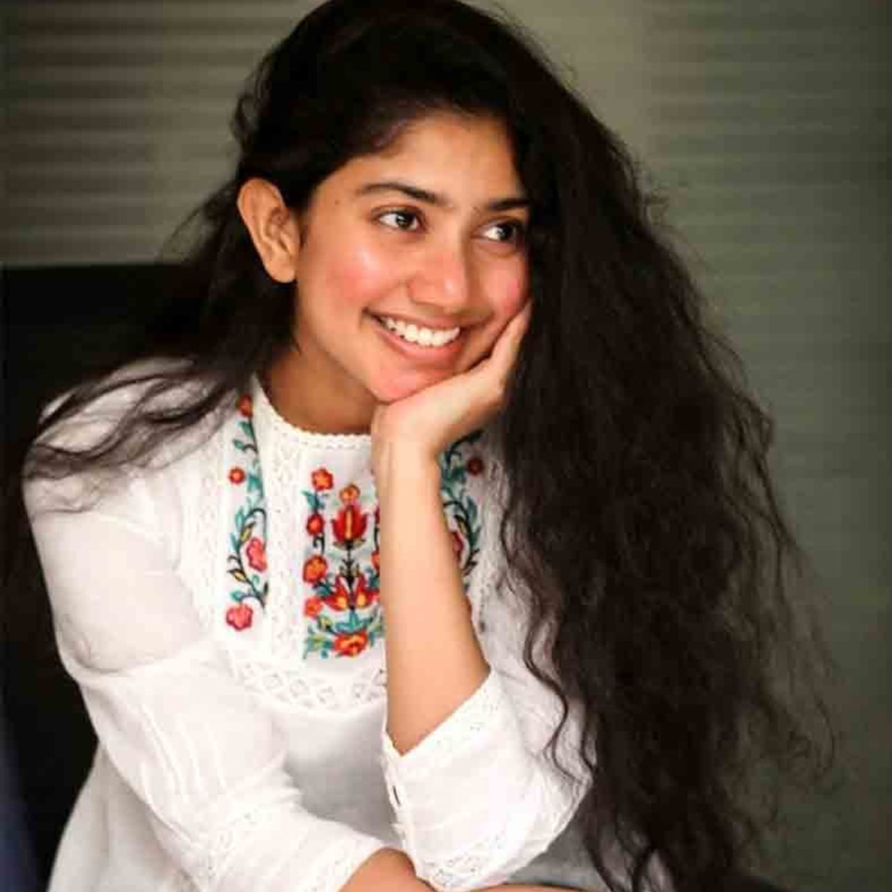 సాయి పల్లవి.. ఫ్యాన్ ఫాలోయింగ్ గురించి చెప్పక్కర్లేదు. భాషలతో సంబంధమే లేకుండా.. గ్లామర్ షోకు దూరంగా ఉంటూ కేవలం తన సహజ నటనతోనే పాన్ ఇండియా లెవల్లో వరుస సినిమాలతో దూసుకుపోతుంది. సౌత్ టూ నార్త్ విపరతీమైన క్రేజ్ సొంతం చేసుకుంది ఈ ముద్దుగుమ్మ.