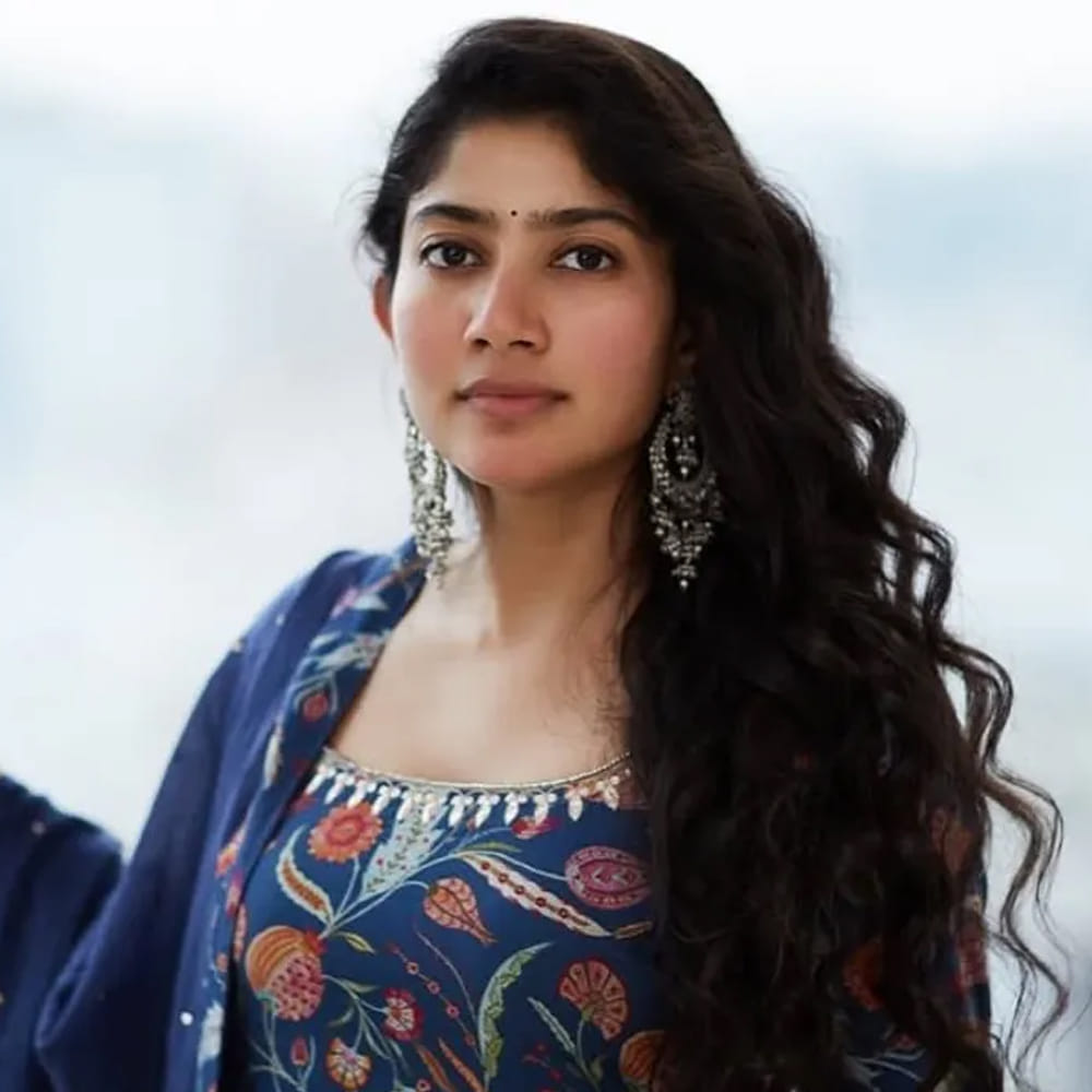 తండేల్ సినిమాతో బ్లాక్ బస్టర్ హిట్ అందుకున్న సాయి పల్లవి ప్రస్తుతం హిందీలో రామాయణం సినిమాలో నటిస్తుంది. అలాగే ఇప్పుడిప్పుడే హిందీలో వరుస ఆఫర్స్ అందుకుంటుంది. తాజాగా బీటౌన్ టాప్ డైరెక్టర్ సంజయ్ లీలా భన్సాలీ నెక్ట్స్ ప్రాజెక్ట్ ఛాన్స్ కొట్టేసిందట. 