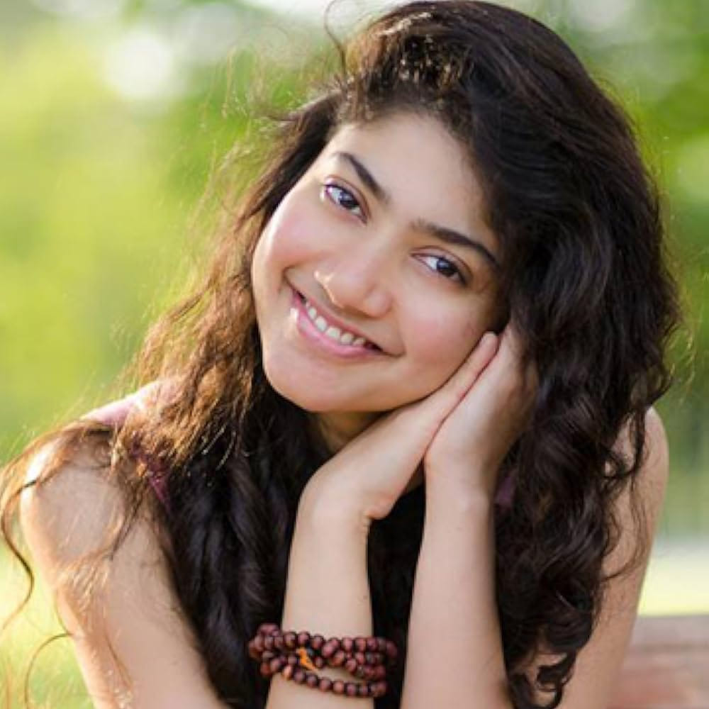 ప్రస్తుతం భారతీయ సినీ చరిత్రలో ధ్రవతారగా వెలిగిన అందాల నటి మధుబాల బయోపిక్ లో సాయి పల్లవి నటించనున్నట్లు సమాచారం. ఈ క్రేజీ ప్రాజెక్టును బాలీవుడ్ డైరెక్టర్ సంజయ్ లీలా భన్సాలీ తెరకెక్కిస్తున్నారు. దీనిపై ఇంకా అధికారిక ప్రకటన రావాల్సి ఉంది. 