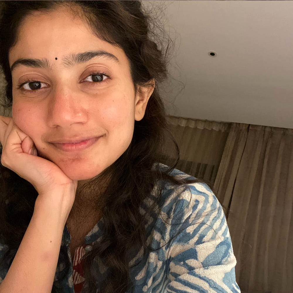 ఇక సాయి పల్లవి తెలుగులో తక్కువ సమయంలోనే స్టార్ హీరోయిన్ రేంజ్ కు వెళ్ళింది. ఇక ఇప్పుడు తెలుగు, తమిళ్‌తో పాటు హిందీలోనూ సినిమాలు చేస్తుంది. సాయి పల్లవి సినిమా వస్తుందంటే చాలు ఫ్యాన్స్ కు పండగే .. ఆమెకోసమే సినిమాలు చూసే ఆడియన్స్ చాలా మంది ఉన్నారు.