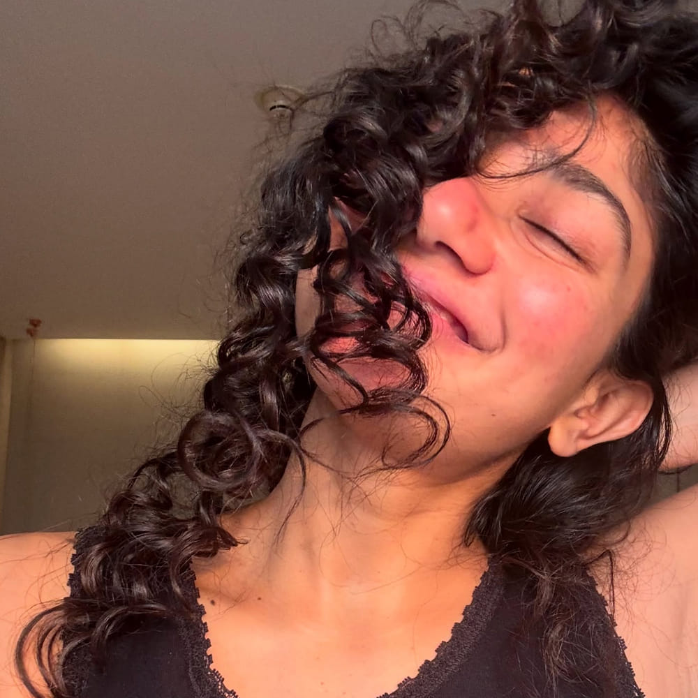 ఆతర్వాత వరుస సినిమాలతో దూసుకుపోతోంది. తెలుగుతో పాటు తమిళ్ లోనూ నటించి మెప్పించింది ఈ బ్యూటీ. నటనకు ప్రాధాన్యత ఉన్న పాత్రలు చేస్తూ రాణిస్తుంది ఈ అమ్మడు. నేచురల్ బ్యూటీగా ఈ చిన్నది మంచి క్రేజ్ సొంతం చేసుకుంది.