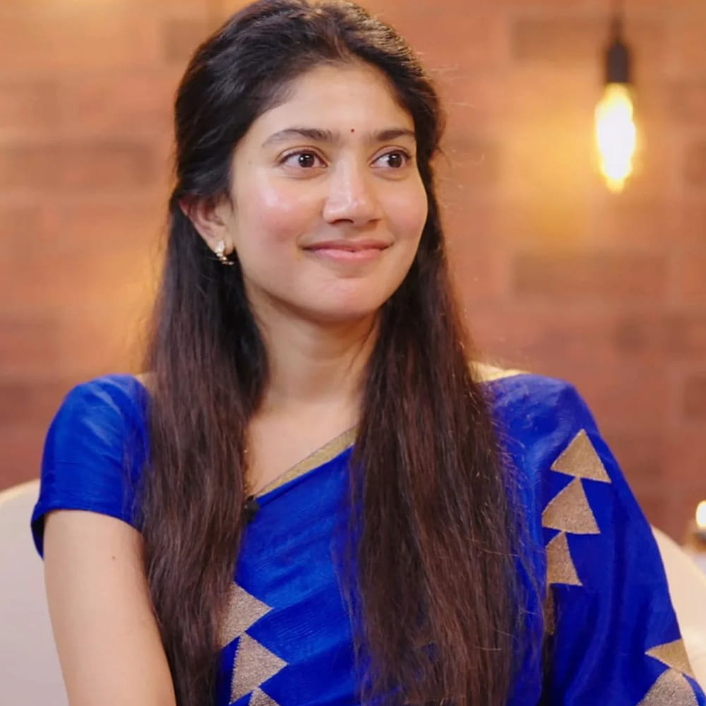 అయితే మధుబాల బయోపిక్ కోసం ముందుగా కియారా అద్వానీ, అనీత్ పడ్డా వంటి స్టార్ హీరోయిన్ల పేర్లు పరిశీలనలోకి వచ్చాయట. కానీ మధుబాల పాత్రలో ఉండే గాంభీర్యం, సహజ సిద్ధమైన నటనను పండించాలంటే సాయి పల్లవి కరెక్ట్ అంటున్నారు. 