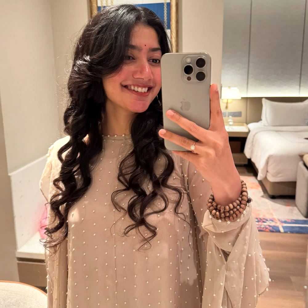 ఇక సాయి పల్లవి పాత్ర కోసం చాలా కష్టపడుతుంది. నటనకు ప్రాధాన్యత ఉన్న సినిమాలు ఎంచుకోవడమే కాదు. ఆ పాత్రలకు జీవం పోస్తుంది ఈ ముద్దుగుమ్మ. తాజాగా సాయి పల్లవి పెళ్లి పై చేసిన కామెంట్స్ ఇప్పుడు వైరల్ గా మారాయి. పెళ్లి చేసుకునే ఆలోచన లేదు అని తెలిపింది. 