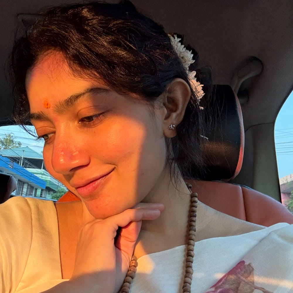 సాయి పల్లవి చెల్లి పూజా కన్నన్ రెండేళ్ల ముందే పెళ్లి చేసుకున్నారు. ఇదిలా ఉంటే ప్రస్తుతం సాయి పల్లవి హిందీ రామాయణం సినిమాలో నటిస్తుంది. ఈ సినిమా రెండు భాగాలుగా ప్రేక్షకుల ముందుకురానుంది. సాయి పల్లవికి మంచి ఫ్యాన్ ఫాలోయింగ్ ఉంది. 