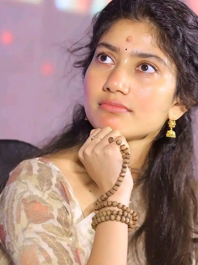 టాలీవుడ్, కోలీవుడ్ ఇప్పుడు బాలీవుడ్.. సాయి పల్లవి జోరు మామూలుగాలేదుగా..