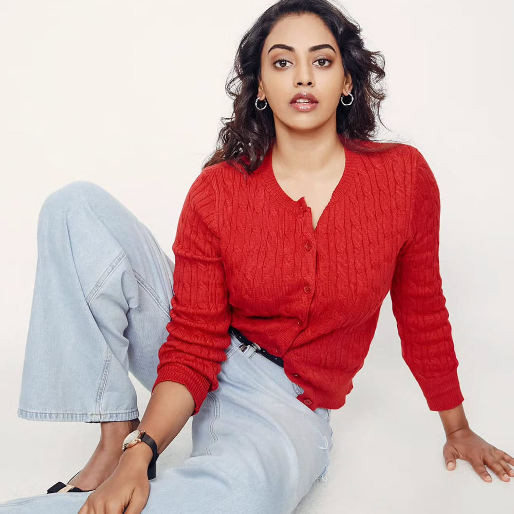 కామాక్షి భాస్కర్ల.. ఈ బ్యూటీ చైనాలో ఎంబీబీఎస్ చదివి, అపోలో హాస్పిటల్‌లో కొంతకాలం డాక్టర్‌గా చేసింది ఆమె, తర్వాత సినిమా రంగంలోకి అడుగుపెట్టింది. కామాక్షి తన నటనా జీవితాన్ని 2019లో “ప్రియురాలు” చిత్రంతో ప్రారంభించింది. అయితే, ఆమెకు నిజమైన గుర్తింపు 2021లో విడుదలైన “మా ఊరి పొలిమేర” చిత్రంతో వచ్చింది. ఆ తర్వాత “పొలిమేర 2″లో లక్ష్మీ పాత్రలో నటించి మరింత ప్రశంసలు అందుకుంది.