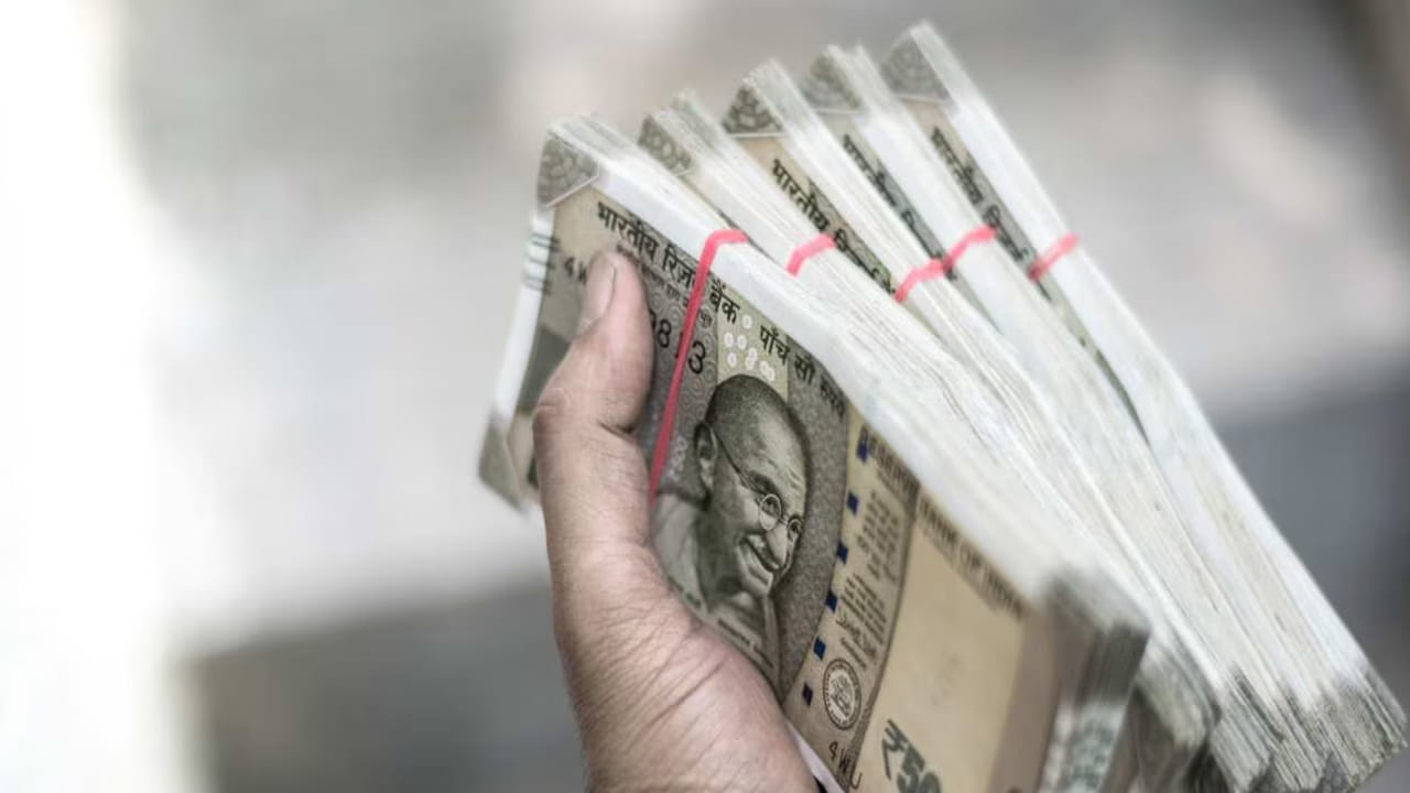 ముఖ్యంగా ఏప్రిల్ 1వ తేదీ నుంచి భారత కొత్త కార్మిక చట్టంలోని కీలక నిబంధన రానుంది. దేశంలో ఉద్యోగం చేసే ప్రతీఒక్కరికి ఇది ఉపయోగపడనుంది. ఉద్యోగం మానేశాక జరిగే రిలీవింగ్ ప్రాసెస్లో మార్పులు జరగనున్నాయి. ఇప్పటివరకు ఏదైనా కంపెనీలో ఉద్యోగం మానేస్తే.. ఉద్యోగం చివరి పనిరోజు నుంచి 45 రోజుల్లోగా ఫుల్ అండ్ ఫైనల్ సెటిల్మెంట్ చేసేవారు.