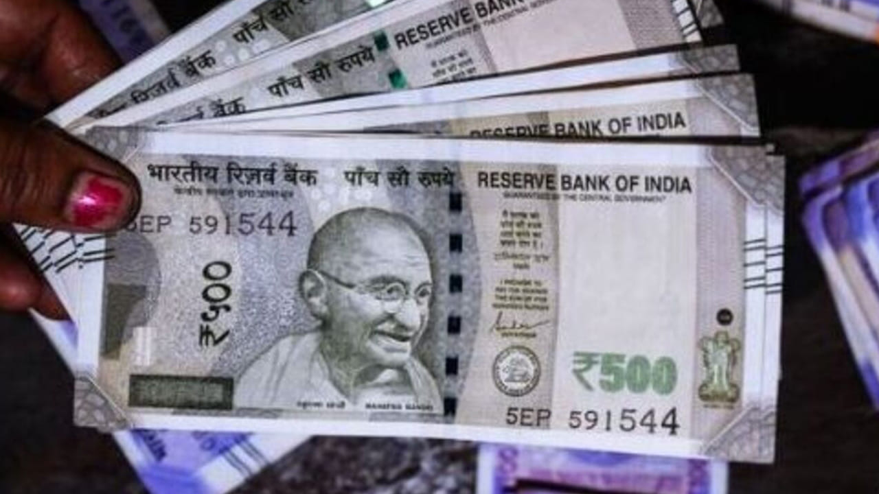 కానీ ఇప్పుడు ఉద్యోగులకు ఊరట లభించింది. ఇకపై 45 రోజుల గ్రేస్ పీరియడ్ ఉండదు. ఉద్యోగి చివరి పని దినం నుంచి రెండు రోజుల్లోపు ఫుల్ అండ్ ఫైనల్ సెటిల్మెంట్ చేయాల్సి ఉంటుంది. వేతనాల కోడ్ కింద కార్మిక చట్ట సంస్కరణల్లో భాగంగా ఈ నిబంధన రానుంది. ఇక ఉద్యోగుల రాజీనామా, తొలగింపు, లేఆఫ్లతో పాటు అన్ని రకాల ఉద్యోగ విరమణలకు ఇది వర్తిస్తుంది.