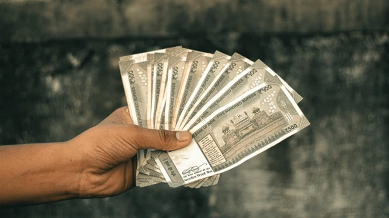 అయితే ఇక నుంచి రెండు రోజుల్లోగా సెటిల్మెంట్ చేయడం ద్వారా ఉద్యోగులకు వెంటనే డబ్బులు అందనున్నాయి. దీని వల్ల వారాల పాటు వేచి ఉండాల్సిన అవసరం ఉండదు. ఉద్యోగులకు ఇది ఎంతో ప్రయోజనాన్ని చేకూర్చనుంది . కాగా గత ఏడాది నవంబర్లో ఉద్యోగులకు ఉపయోగపడేలా కేంద్ర కొత్త లేబర్ కోడ్స్ తీసుకొచ్చిన విషయం తెలిసిందే.