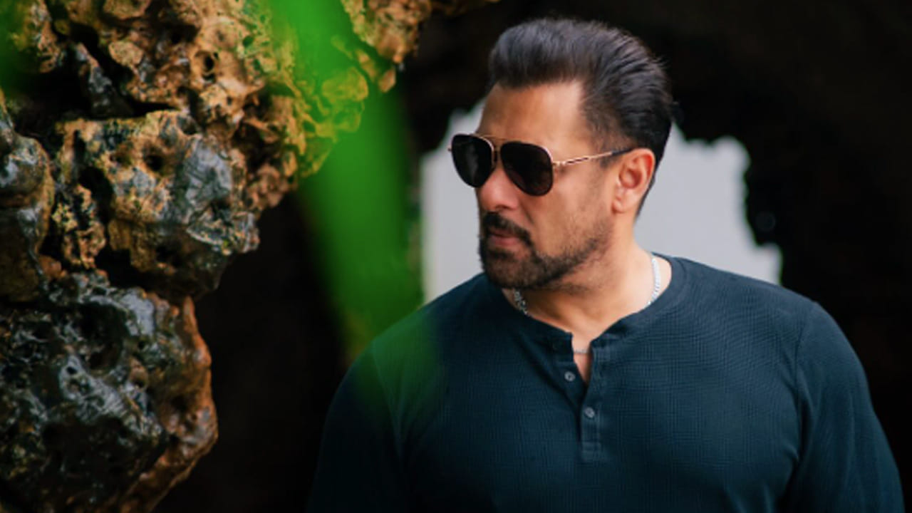 అయితే ఓ హీరో మాత్రం తన సినీ కెరియర్లో చాలా ఈజీగా ఈ రికార్డ్ ను సాధించాడు. ఒకటి కాదు రెండు కాదు ఏకంగా 18 సార్లు రూ.100 కోట్లు అందుకున్నాడు. ఇప్పటిలో ఈ రికార్డ్ ను ఎవరూ బ్రేక్ చెయ్యలేరు. ఆ హీరో ఎవరో ఇక్కడ చూద్దాం.. 