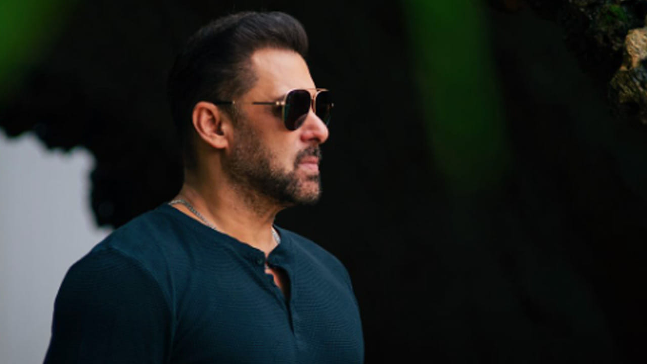 ఆ స్టార్ ఎవరో కాదు బాలీవుడ్ స్టార్ హీరో  సల్మాన్ ఖాన్‌. సినిమా రిలీజ్ అయితే చాలు హిట్స్ , ఫ్లాప్స్ అని చూడకుండా రూ. 100 కోట్లు అందుకోవడమే టార్గెట్ లాగా అయిపొయింది. 