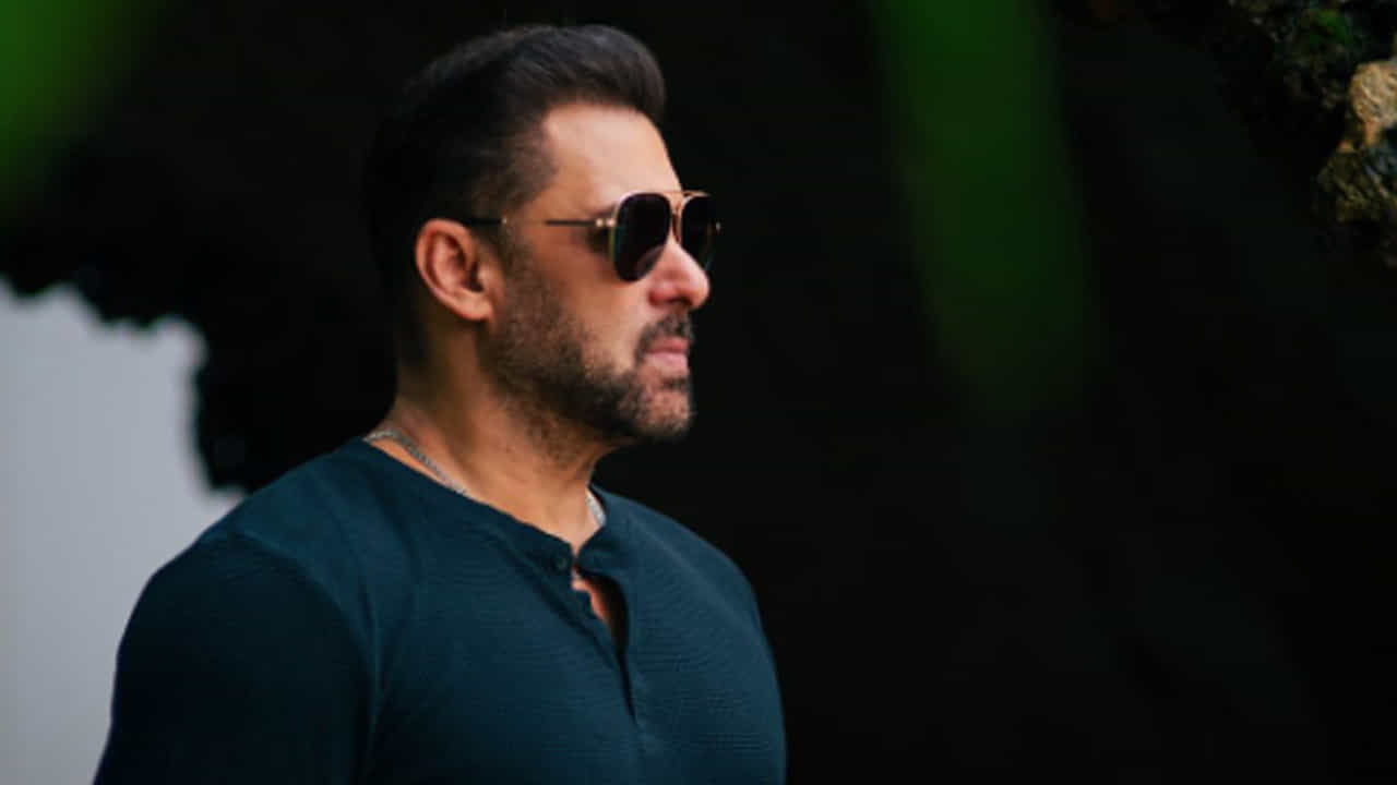 ఆ స్టార్ ఎవరో కాదు బాలీవుడ్ స్టార్ హీరో  సల్మాన్ ఖాన్‌. సినిమా రిలీజ్ అయితే చాలు హిట్స్ , ఫ్లాప్స్ అని చూడకుండా రూ. 100 కోట్లు అందుకోవడమే టార్గెట్ లాగా అయిపొయింది. 