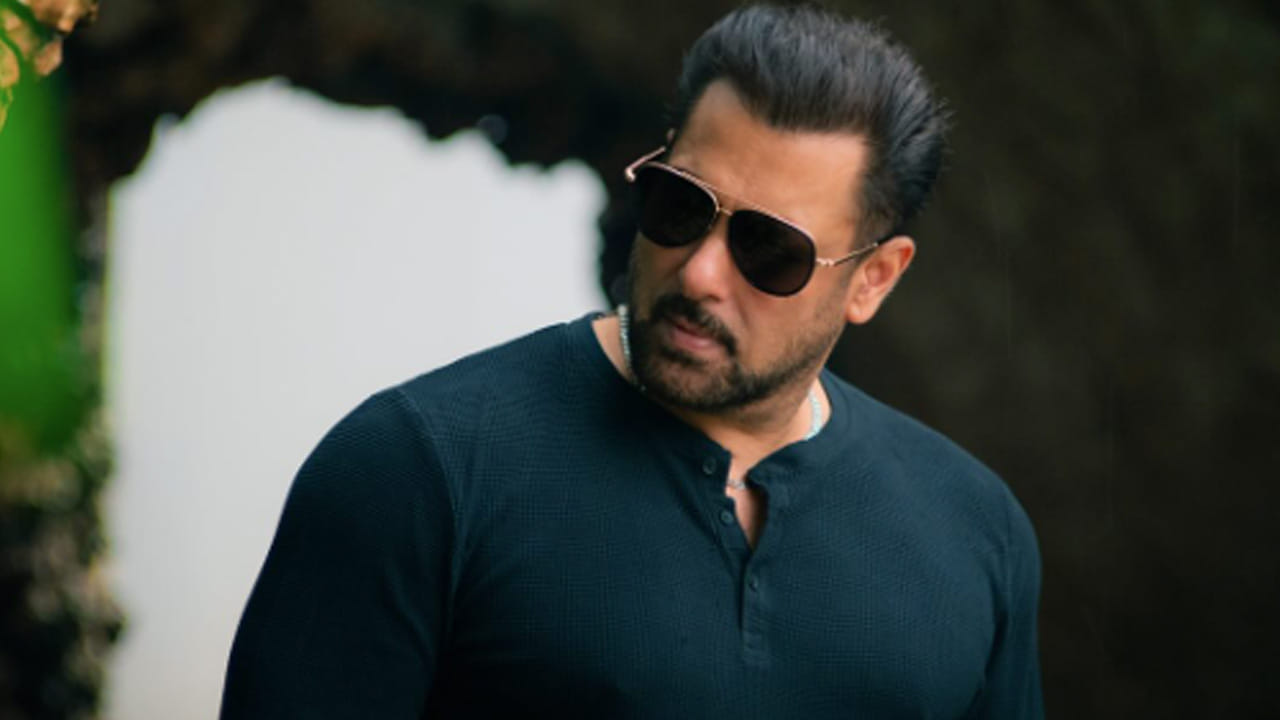 ఈ మధ్యకాలంలో రిలీజ్ అయిన  'సికందర్' సినిమా కూడా రూ.100 కోట్ల క్లబ్‌లో చేరింది. మన ఇండియాలో ఇలాంటి మైలురాయిని అందుకున్న ఏకైక హీరో సల్మాన్ ఖాన్ మాత్రమే