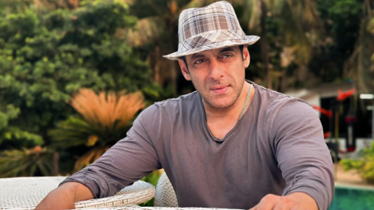 ఈ రికార్డ్ పై రియాక్ట్ అయిన సల్మాన్ ఖాన్ ఫ్యాన్స్  భవిష్యత్తులో ఏ హీరో కూడా ఈ రికార్డ్ బ్రేక్ చేయడం కష్టం అని కామెంట్స్ చేస్తున్నారు.  లెక్కలు తారు మారు అయ్యి ఇంకో హీరో పక్కాగా ఈ రికార్డ్  బద్దలు కొడతాడని అంటున్నారు. మరి, ఏం జరుగుతుందో చూడాలి.  
