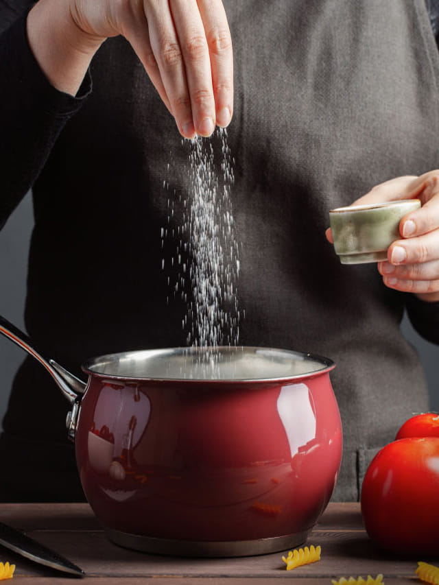 మీరూ ఉప్పు ఎక్కువగా తీసుకుంటున్నారా..? గుర్తించే సంకేతాలు ఇవే