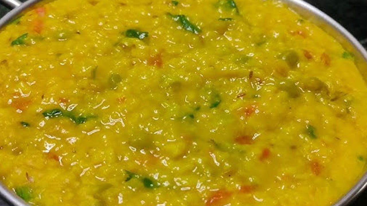 ఇక ఇప్పుడు గ్యాస్ స్టవ్ మీద  పాన్ పెట్టి పెట్టి ఆయిల్ లేదా నెయ్యి వేసి బాగా వేడి చేయాలి. అది  వేడెక్కిన తర్వాత ఒక టేబుల్ స్పూన్  జీలకర్ర, ఒక టేబుల్ స్పూన్ అల్లం తరుగు, ఒక కప్పు పల్లీలు, ఒక కప్పు కరివేపాకు ఆకులు  వేసి బాగా వేయించుకోవాలి. 
