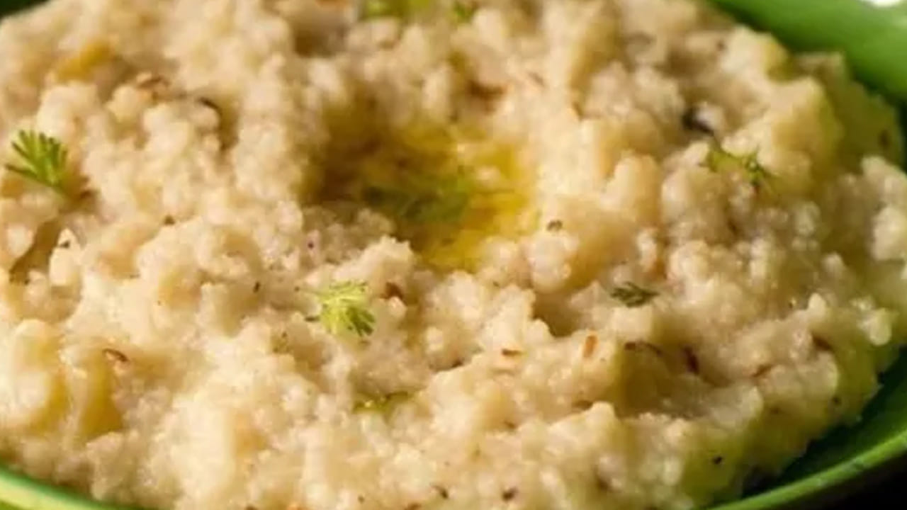 ఆ తర్వాత పచ్చి మిర్చి ముక్కలు చేసుకుని, అలాగే బంగాళ దుంపలు , క్యారెట్ కూడా వేసి మగ్గించాలి. ఆ తర్వాత  ఉప్పు కూడా వేసి ముక్కలను బాగా వేయించాలి. కూరగాయలు ముక్కలు బాగా ఉడికిన తర్వాత ముందుగా నానబెట్టిన సామలను కూడా వీటిని  మీడియం మంట మీద బాగా ఉడికించాలి. 
