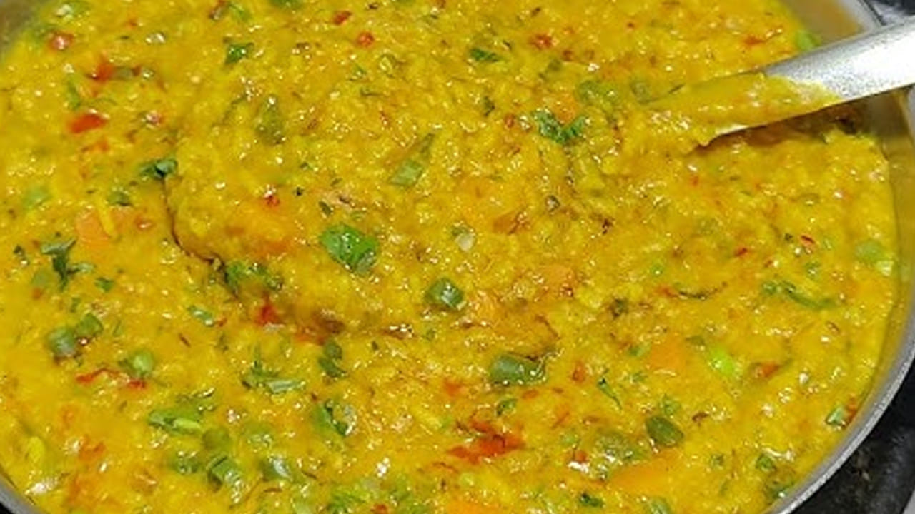 సామలు ఉడకడం కోసం మూడు  కప్పుల నీళ్లు వేసి బాగా  ఉడికించాలి. కుక్కర్ రెండు లేదా మూడు విజిల్స్ వచ్చే వరకు స్టవ్ మీదే ఉంచాలి. ఆ తర్వాత అర కట్ట కొత్తిమీర, రెండు టేబుల్ స్పూన్స్ నిమ్మరసం వేసి వడ్డించుకుని తినడమే. 