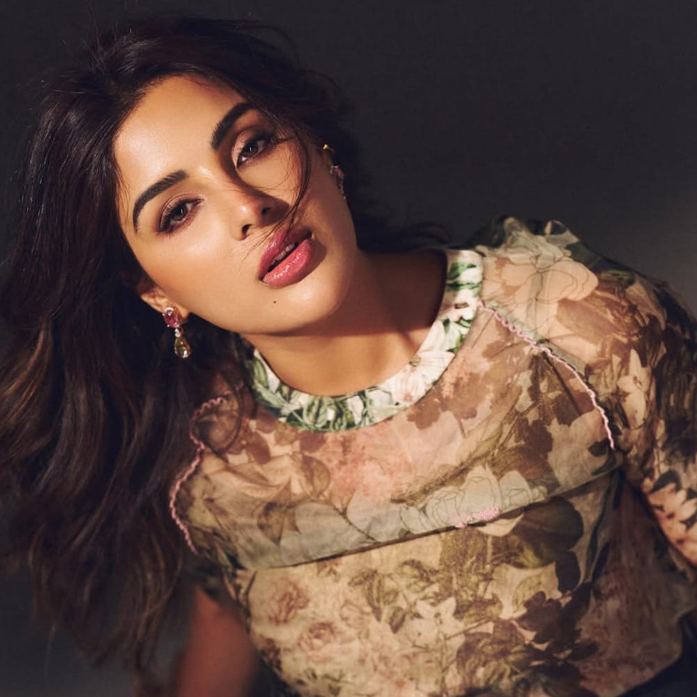 తాజాగా జిమ్ లో వర్కవుట్ చేస్తున్న ఫోటోస్ షేర్ చేస్తూ ఫీల్ ది బర్న్ బేబీ అంటూ క్యాప్షన్ ఇచ్చింది. ఈ ఫోటోస్ చూస్తే తన శ్రమకు అద్దం పడుతున్నాయి. పర్ఫెక్ట్ ఫిజిక్ కోసం సంయుక్త ఎంతగా కష్టపడుతుందో తెలుస్తోంది. ప్రతిభతోపాటు ఫిట్నెస్ ముఖ్యమే అని నిరూపిస్తుంది. 